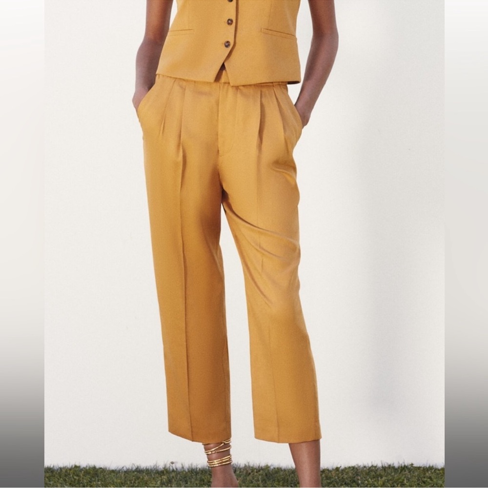 ZARA Cropped Pleated Trousers Size Large in Curry.